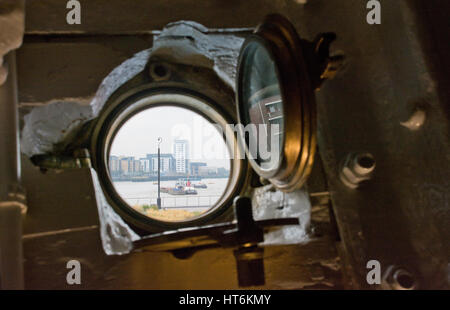 Canary Wharf, London, durch ein Bullauge in der Cutty Sark, Tee-Clipper angesehen. Stockfoto