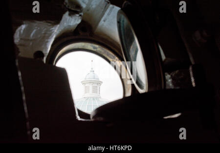 Old Royal Naval College Kuppel Kuppel aus Bullauge auf Cutty Sark, Greenwich, London betrachtet. Stockfoto