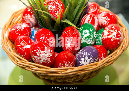 Budapest Ungarn - März. (2) 2017: handgefertigte bunte Osternest Eiern als Ostergeschenk an Travel Show Budapest 2017. Osterei-Korb, gefüllt mit Stockfoto