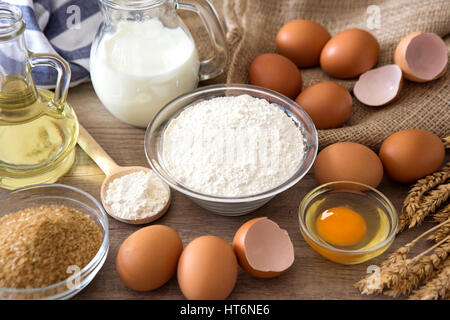 Grundzutaten für Backen-Eiern, Mehl, Milch Stockfoto