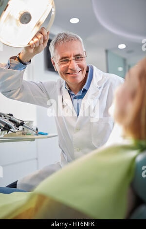 Ältere männliche Zahnarzt am Arbeitsplatz in Zahnklinik Stockfoto