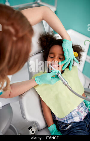 Dental polnische Zähne für junge Patienten in Zahnklinik Stockfoto