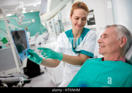 Nette Zahnärztin Zahnröntgen männlichen Patienten zeigen Stockfoto