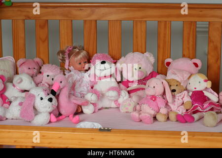 Rosa Teddybären und Puppen in ein neugeborenes Mädchen Kinderbett, Kinder, Spielzeug, Kinder, Teddys, Kuscheltiere, Kindheit Konzept Stockfoto