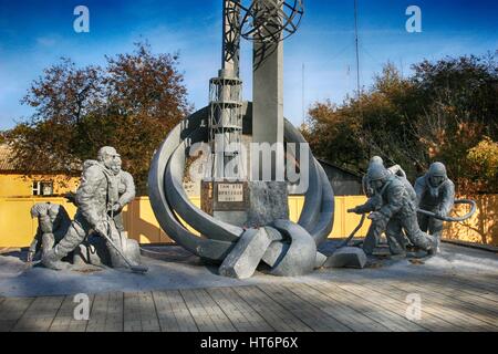 Feuer des Kämpfers Denkmal "für diejenigen, die die Welt gerettet" in Sperrzone von Tschernobyl. Denkmal für die tote Feuerwehrleute während der Brandlöschung auf der Stockfoto