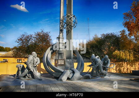 Feuer des Kämpfers Denkmal "für diejenigen, die die Welt gerettet" in Sperrzone von Tschernobyl. Denkmal für die tote Feuerwehrleute während der Brandlöschung auf der Stockfoto