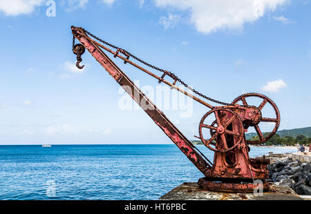 Alte rote Rusty Kran auf dem Seeweg auf St. Croix Stockfoto