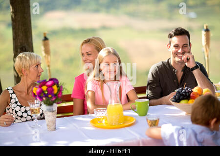 Familie zusammen im Garten genießen Stockfoto