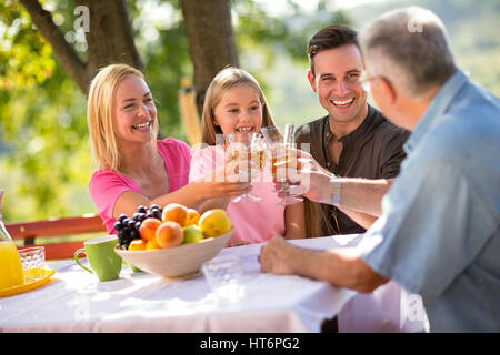 Porträt der liebenswerten Familie Picknick in der Natur Stockfoto