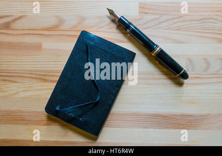 Montblanc Meisterstruck 149 Füllfederhalter und ein kleines Moleskine-Notizbuch Stockfoto