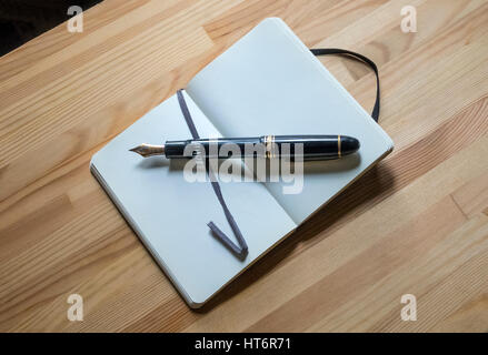 Montblanc Meisterstruck 149 Füllfederhalter und ein kleines Moleskine-Notizbuch Stockfoto