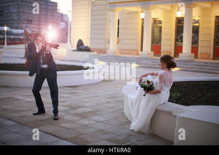Bräutigam schießen seine schöne Braut mit Digitalkamera, Fotoshooting, Hochzeit Stockfoto