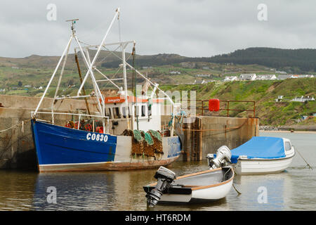 Porth Nefyn auf der Llyn Halbinsel North Wales mit der Jakobsmuschel oder Oyster Schwimmbagger Integrität und kleine Boote gefesselt am Kai Stockfoto