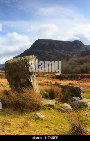 Die Rhinogydd oder rhinog Gebirge östlich von Harlech im Norden von Wales mit eiszeitlichen Findlinge während der letzten Eiszeit im Vordergrund hinterlegt Stockfoto