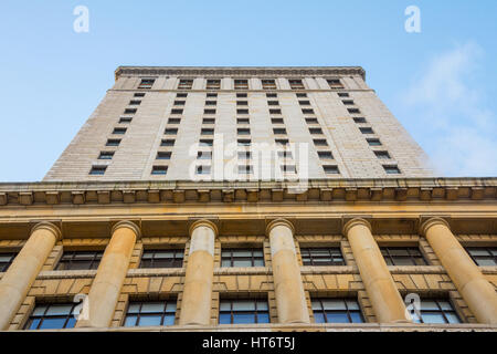 Royal Bank Tower in Montreal, Quebec, Kanada Bild der Royal Bank Tower aus dem Boden und schafft damit eine ziemlich beeindruckende Perspektive. Stockfoto