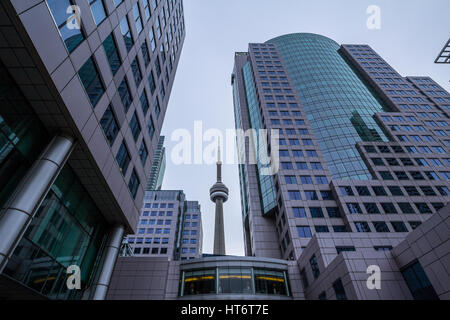 Totonto, Kanada - 31. Dezember 2016: Canadian National Tower (CN-Tower), umgeben von mehr moderne Gebäude in der Innenstadt von Toronto, Ontario cn Tower tak Stockfoto