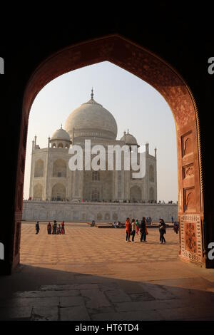 Taj Mahal, Agra Uttar Pardesh Indien, Weltwunder, UNESCO-Weltkulturerbe, angesehen durch Torbogen. Stockfoto