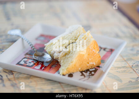 Weiße Kuchen auf einer bunten, quadratischen Platte Stockfoto