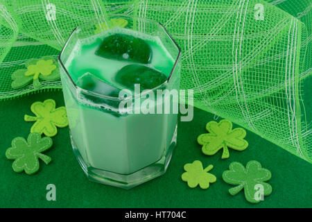 Heuschrecke-Drink mit grünen Eiswürfel für St. Patricks Day Stockfoto