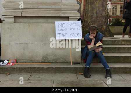 Demonstrant liest ein Buch während der Demonstration stoppen Trump & Stop Brexit in Parliament Square, London. Stockfoto