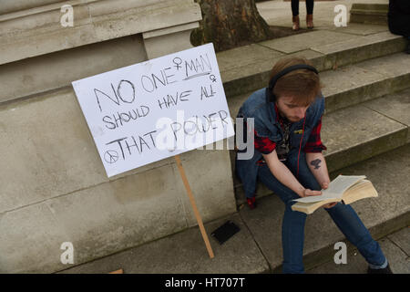 Demonstrant liest ein Buch während der Demonstration stoppen Trump & Stop Brexit in Parliament Square, London. Stockfoto