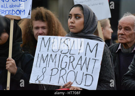 Eine junge muslimische Frau hält ein Plakat mit der Lektüre von "Muslim Immigrant & Proud". Stop Trump & Stop Brexit Demonstration im Parliament Square, London, Großbritannien. Stockfoto