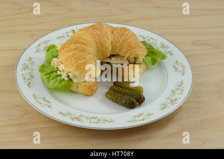Thunfisch-Salat-Croissant-Sandwich mit süßen Gurken auf Platte Stockfoto
