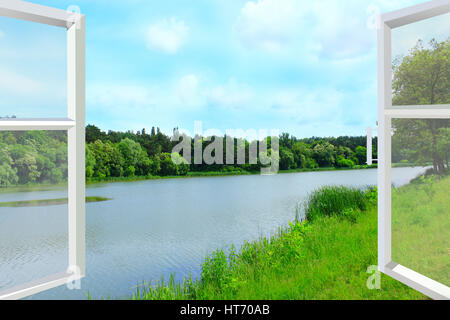 Kunststoff-Fenster eröffnet mit Blick auf Sommerlandschaft mit Wald und See. Was frische Luft Stockfoto