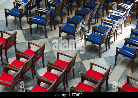 Rote und blaue Stühle aus Draufsicht und karierten Boden. Stockfoto