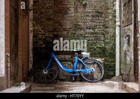 Guangzhou, China. März 2017. Blue City-Bike in einer Gasse in einem historischen Viertel geparkt Stockfoto