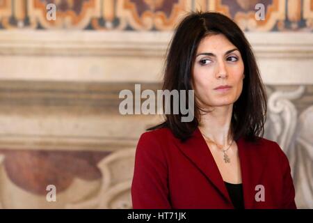 Der Bürgermeister von Rom Virginia Raggi bei der Einweihung des Kapitols "Sala Degli Orazi e Curiazi" nach der Restaurierung, Rom, Italien, 20. Februar 2017 Credi Stockfoto