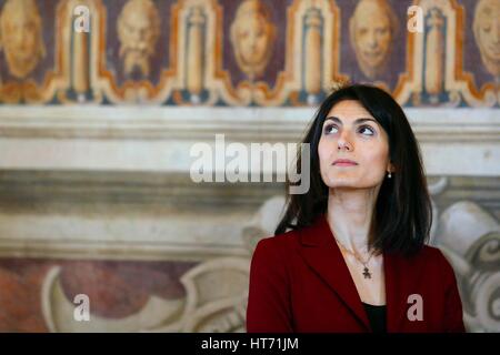Der Bürgermeister von Rom Virginia Raggi bei der Einweihung des Kapitols "Sala Degli Orazi e Curiazi" nach der Restaurierung, Rom, Italien, 20. Februar 2017 Credi Stockfoto