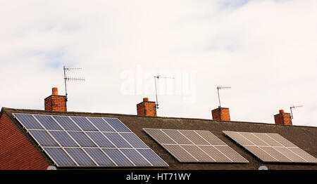 Sonnenkollektoren auf dem Dach, bewölkter Himmel, erneuerbare Energie, Stoke-on-Trent, Staffordshire, Vereinigtes Königreich. Stockfoto