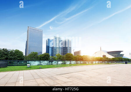 Stadtbild und Skyline von Hangzhou New City in Wolke Himmel zu sehen vom Marmorboden Stockfoto