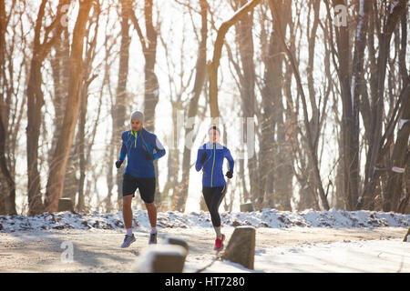 Zwei-Personen-Joggen in der Natur im winter Stockfoto