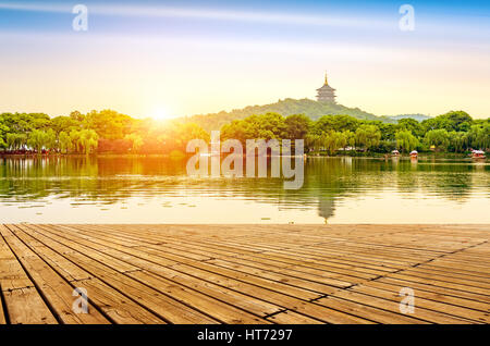 Hangzhou Landschaft, Pagode an der West See Seepromenade in Dämmerung Stockfoto