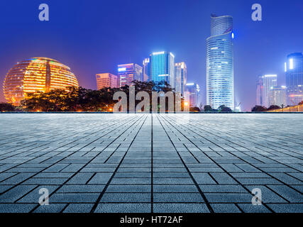 leere Marmorboden mit Stadtbild und Skyline von hangzhou Stockfoto