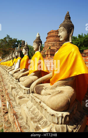 Buddhastatuen im Wat Yai Chai Mongkol Ayutthaya Historical Park, Ayutthaya, Thailand, Südostasien. Stockfoto