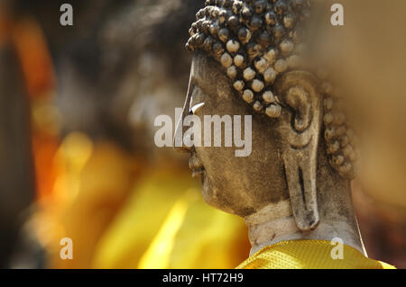 Nahaufnahme einer Buddha-Statue im Wat Yai Chai Mongkol in Ayutthaya, Thailand. Stockfoto