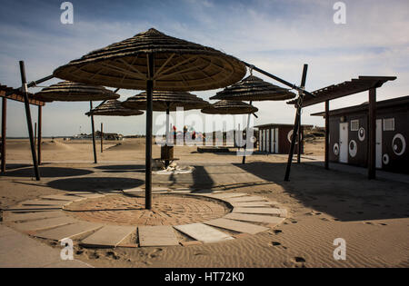 Strandbad der Wüste in der Winter Nebensaison. Alles scheint verlassen und sich selbst verloren... Stockfoto