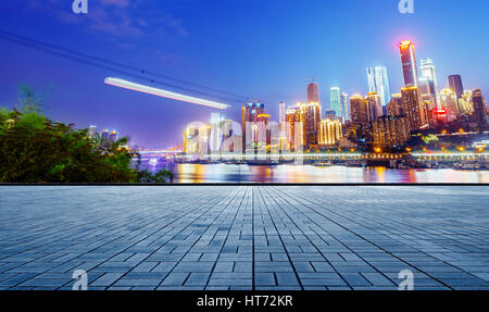 Blick vom Seilbahn über Yangtze River in Chongqing City (Chongqing, China) Stockfoto