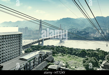 Blick vom Seilbahn über Yangtze River in Chongqing City (Chongqing, China) Stockfoto