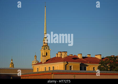 Die Bell Tower von Peter und Paul Cathedral Festung auf der Haseninsel in St. Petersburg über die Dächer großen sonnigen Sommertag. Stockfoto