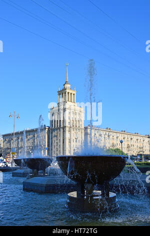 Die Brunnen in der öffentlichen Bibliothek und Hochhaus in Moskau Avenue in St. Petersburg. Stockfoto