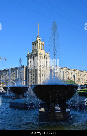 Die Brunnen in der öffentlichen Bibliothek und Hochhaus in Moskau Avenue in St. Petersburg. Stockfoto