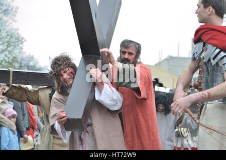 Jesus wird von Simon geholfen, sein Kreuz, während das Straßentheater Geheimnis der Passion durchzuführen. Stockfoto