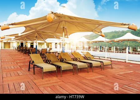 Kreuzfahrt Schiffsdeck glänzt Morgensonne auf dem Boden, ein Stück rot. Stockfoto