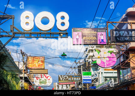 PATTAYA, THAILAND - 20 Januar: Bar, Club und Shop Zeichen auf die walking Street in Pattaya Stadt den wichtigsten touristischen Straße für das Nachtleben am 2. Januar Stockfoto