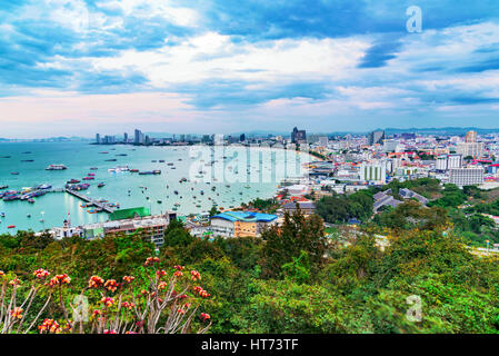 Blick auf Pattaya am Abend von Pratumnak hill Stockfoto