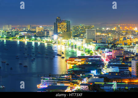 Blick auf Pattaya Stadtbild und Meer in der Nacht Stockfoto